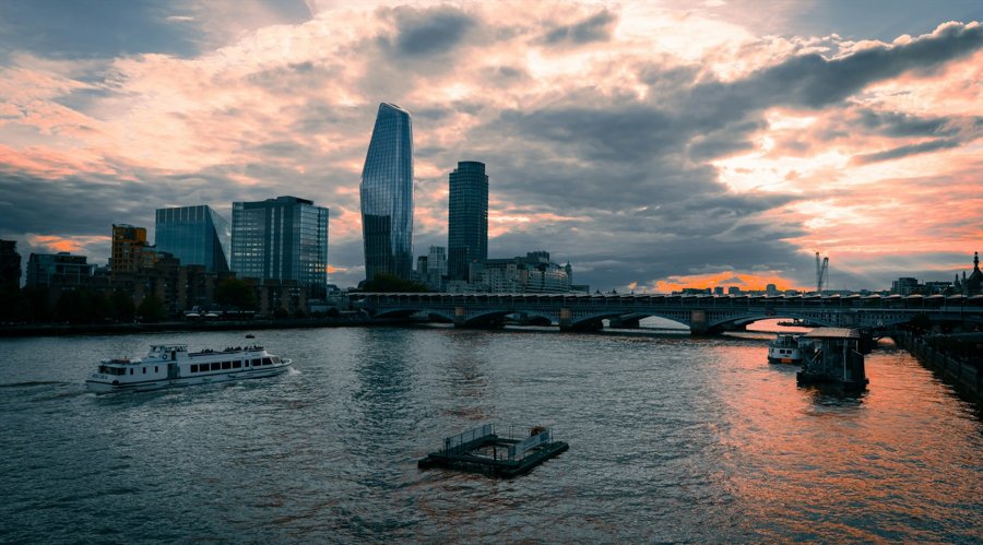 特朗普发言影响,纳斯达克100指数出现回调并触及日内低点